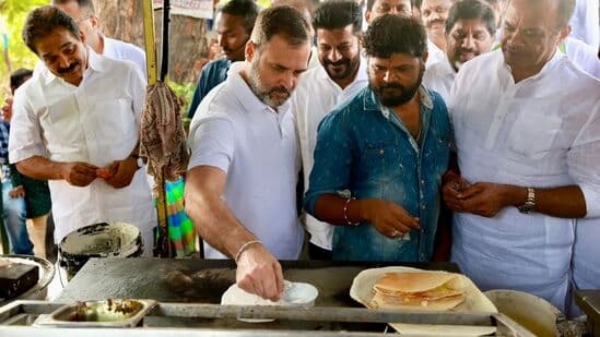 Rahul gandhi made dosa in the middle of his telangana election campaign