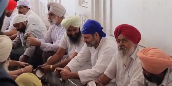  Rahul Gandhi MP offeres Sewa at Golden Punjab Temple