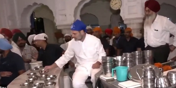  Rahul Gandhi MP offeres Sewa at Golden Punjab Temple
