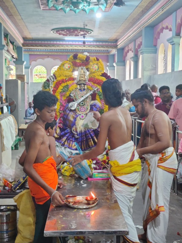 Vijayadashami:Devotees gathered at Koothanur Maha Saraswathi Temple children started education 