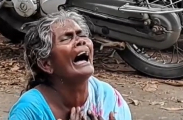 An old woman cried at the Kanyamakumari Collectors office because her children cheated her 