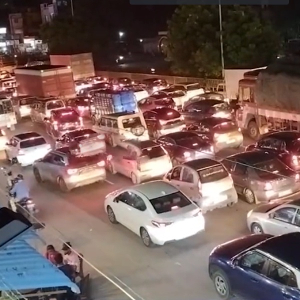 Heavy traffic in many tollgates as many people are returning to Chennai 