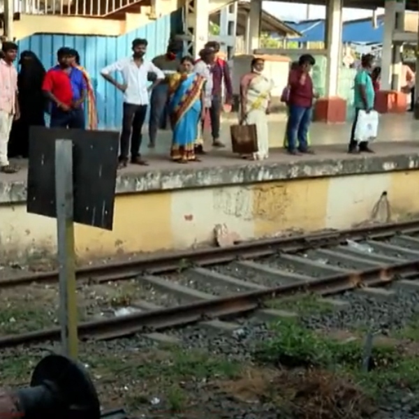 Chennai college students fight in railway station: student severely injured 