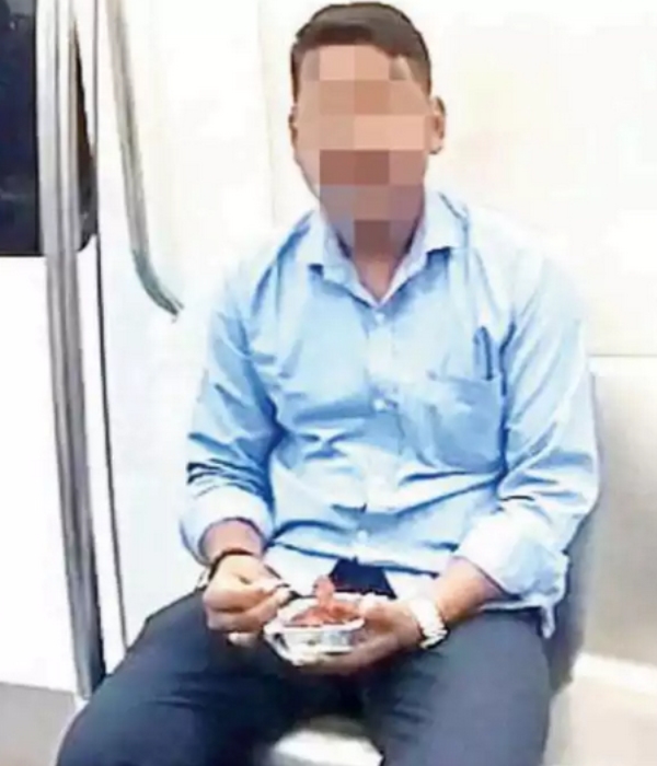 Bangalore police slapped Rs.500 fine after eat gobi manchurian in metro rail 