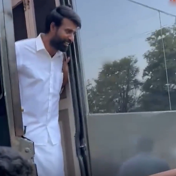 Actor Soori allowed the young fans who wanted to see the caravan and showed it to them 