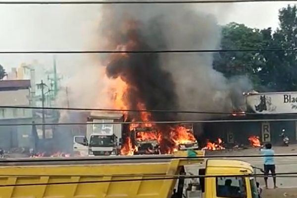 Fire at firecracker shop in Near Tamil nadu karnataka border city Athipalli: 10 died 