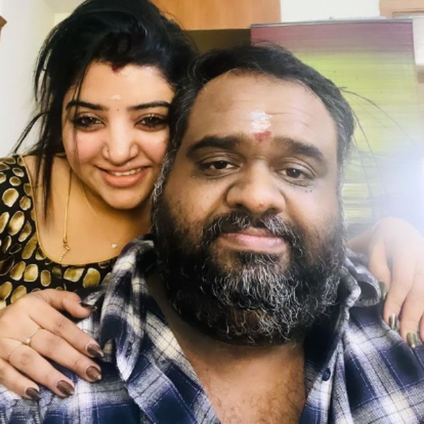 Actress Mahalakhsmi conveys her love to her husband Ravindar who return home 