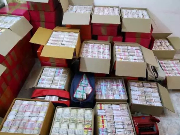 How IT officials seized Rs.42 crore seized in Bangalore raid when its trying to sent to Tamil Nadu? 