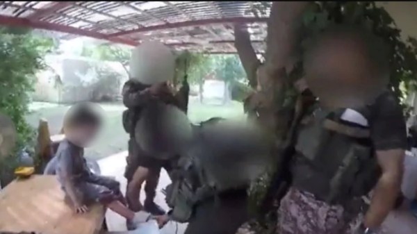 Hamas protects Israeli children at gunpoint 