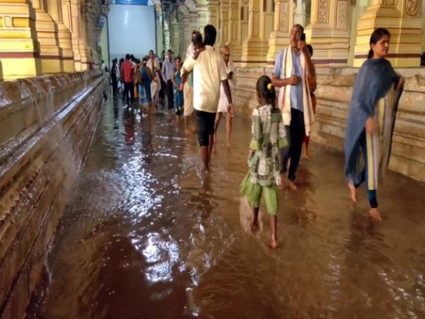 Heavy rain Sudden waterfall in Rameswaram temple Devotees in trouble 