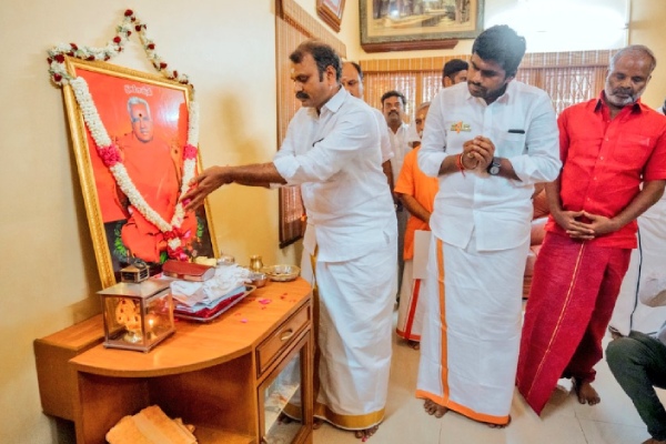 Annamalai and L Murugan Condoles to Bangaru Adgalars family and gives PM Modis letter Annamalai and L Murugan Condoles to Bangaru Adgalars family and gives PM Modis letter