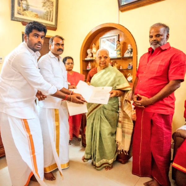 Annamalai and L Murugan Condoles to Bangaru Adgalars family and gives PM Modis letter Annamalai and L Murugan Condoles to Bangaru Adgalars family and gives PM Modis letter