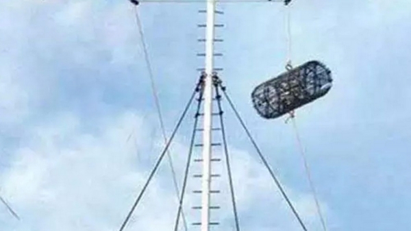 In Tamilnadu due to Cyclone Hamun Number 2 of 9 ports storm warning cage boom 