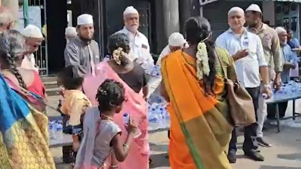 Muslims distributed drinking water to the people who came for the Salem kottai Mariamman temple Kumbabishekam Muslims distributed drinking water to the people who came for the Salem kottai Mariamman temple Kumbabishekam