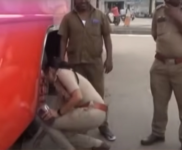 Woman RTO inspector raid at rasipuram bus stand and removes air horn from private buses