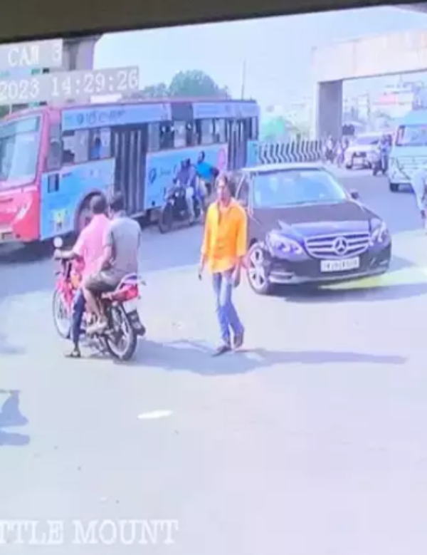 karukka vinod came alone to raj bhavan by walk from teynampet: CCTV footage released