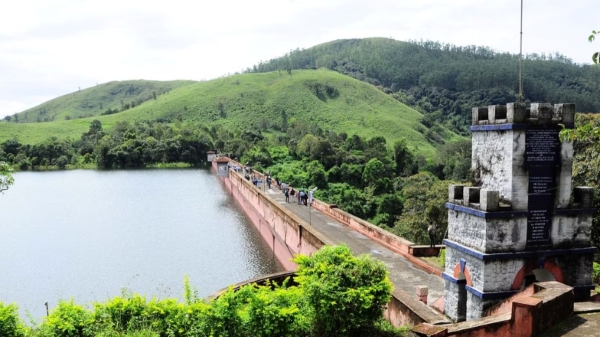 Graphic scene like Mullaperiyar dam breaking! Venomous playing pranks again in Kerala! 