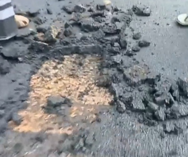 Poorly laid road in karur: Public video goes trending in social media Poorly laid road in karur: Public video goes trending in social media