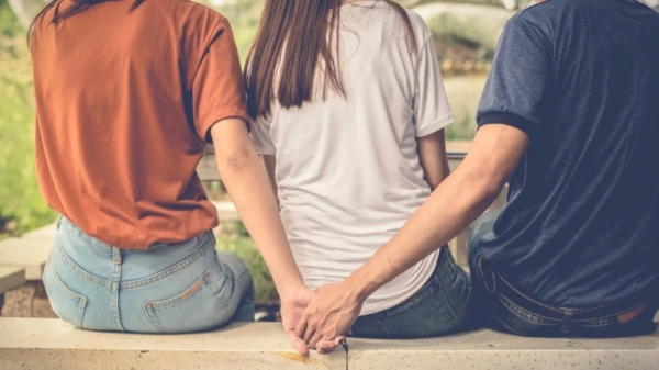 Netizens shocked as Woman sells his husband in karnataka