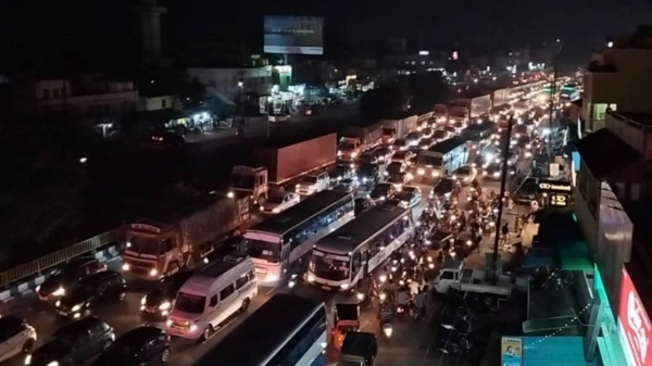 Heavy traffic in Chennai outdoor singaperumal kovil 