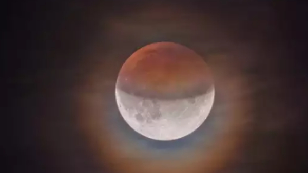  Here Visuals of Partial lunar eclipse in India 