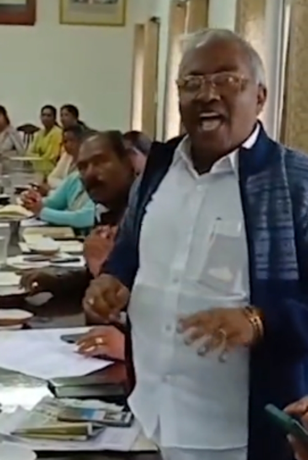 DMKs municipal vice president and DMK councilor had a heated argument in Ooty DMKs municipal vice president and DMK councilor had a heated argument in Ooty