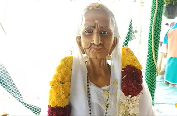 whose is the statue next to the statue of actor Marimuthu 