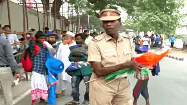 Action taken against SI who tried to throw national flag in garbage can at Chennai Chepakkam stadium 