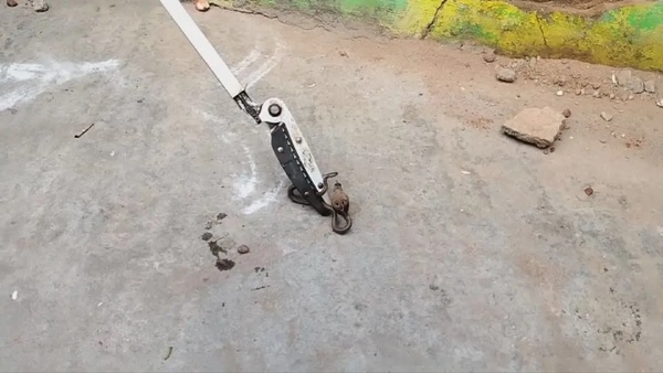 A black cobra inside a two-wheeler in Dindigul did not come out for a long time A black cobra inside a two-wheeler in Dindigul did not come out for a long time