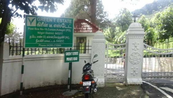 Sasikalas estate office windows broken near Kodanad 