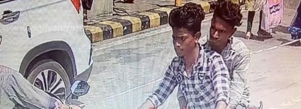 The youths extorted money from the woman returning from the bank in permbalur 