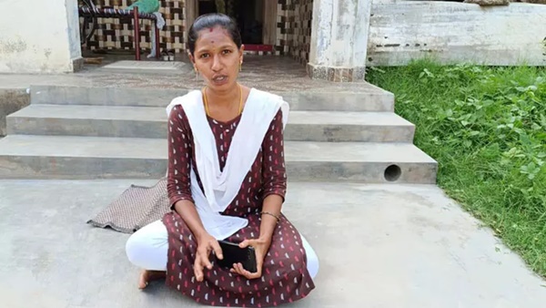 wife staged a dharna in front of the house demanding to be kept with her husband near Tirupathur 