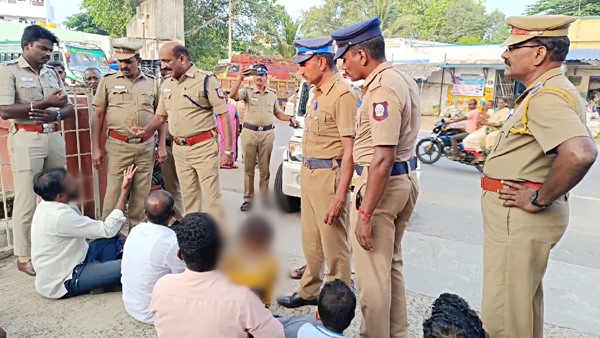 Husband protests in Tiruppathur to find his missing wife 