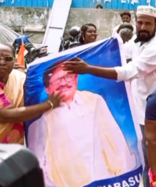 Congress former executive supporters protest against Trichy Parliamentary Constituency Member Thirunavukkarasar