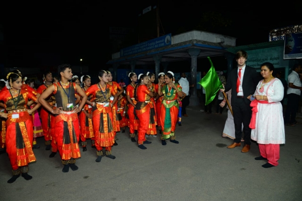 Chengalpattu Bharatanattiyam dancers perform for 35 KM to create World record 