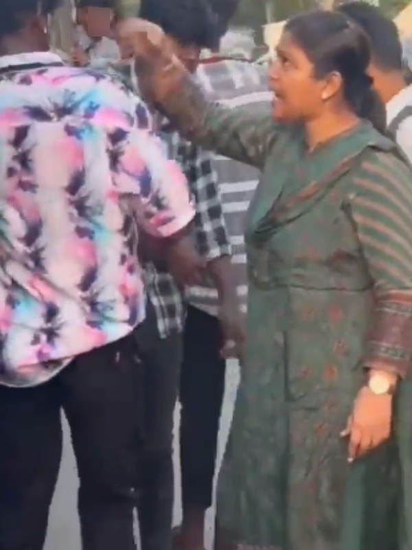 A woman who gave special treatment to students who traveled by bus in Chennai A woman who gave special treatment to students who traveled by bus in Chennai