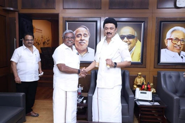DMK State executive joins AIADMK made dmk cadres shock