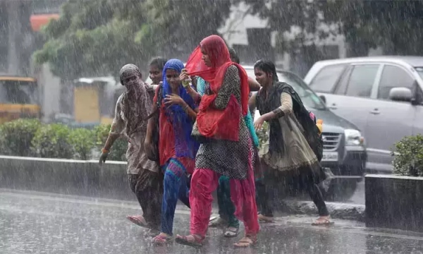 Chennai Met Department has announced that heavy rain in 12 districts of Tamil Nadu 