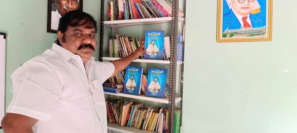  AM Choudhary thevar donates Muthuramalinga thevar books to Vijay library