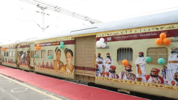 Food Poisioning: Chennai-Pune Bharat Gaurav Express 80 passengers had food through their private source 