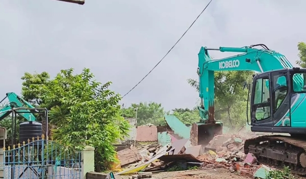 Demolition of 700 encroached houses in Anagaputhur along the banks of Adyar river in Chennai 