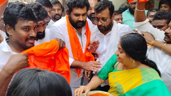 Amar Prasad Reddy, who was in jail, was warmly welcomed by BJP workers Amar Prasad Reddy, who was in jail, was warmly welcomed by BJP workers