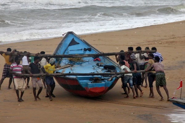 Warning to fishermen not to go fishing today as hurricane winds in the middle of the sea 