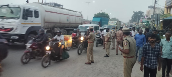 diwali 2023: heavy traffic jam on Chennai GST road for an hour near Singaperumal kovil diwali 2023: heavy traffic jam on Chennai GST road for an hour near Singaperumal kovil