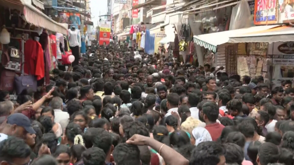Major streets of Chennai, Madurai, Coimbatore, Trichy are thronging with people due to diwali shopping
