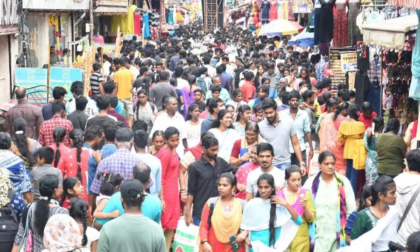 Major streets of Chennai, Madurai, Coimbatore, Trichy are thronging with people due to diwali shopping