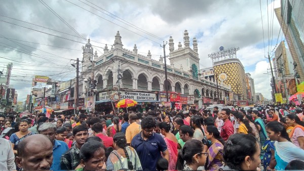 Major streets of Chennai, Madurai, Coimbatore, Trichy are thronging with people due to diwali shopping
