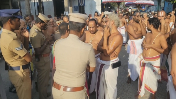 Vadakalai Thenkalai clash erupted in Kanchipuram Varatharaja perumal temple Vadakalai Thenkalai clash erupted in Kanchipuram Varatharaja perumal temple