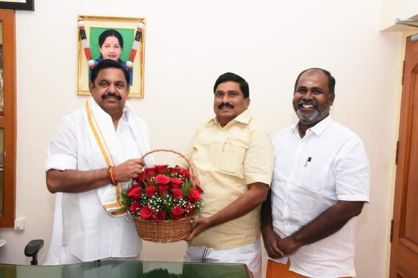 AMMK key leader jumps to aiadmk