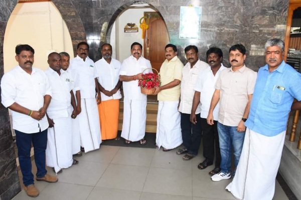 AMMK key leader jumps to aiadmk